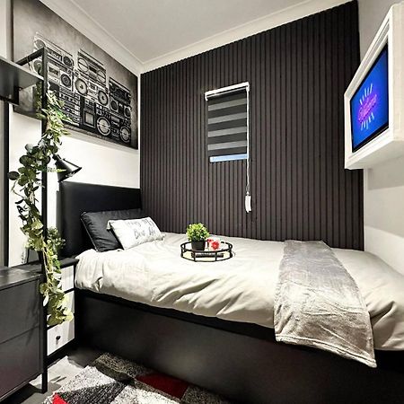 Boutique Backyard Bungalow - Brimsdown เอนฟิลด์ ภายนอก รูปภาพ