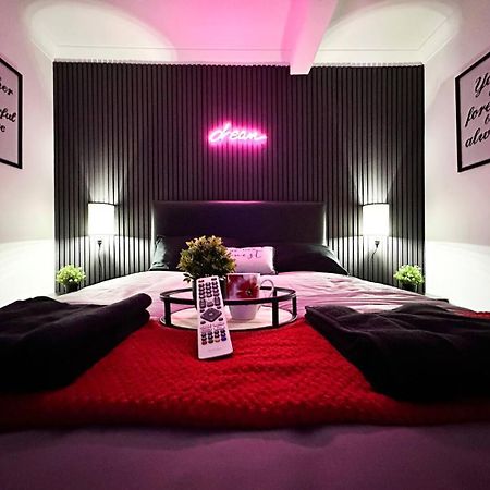 Boutique Backyard Bungalow - Brimsdown เอนฟิลด์ ภายนอก รูปภาพ