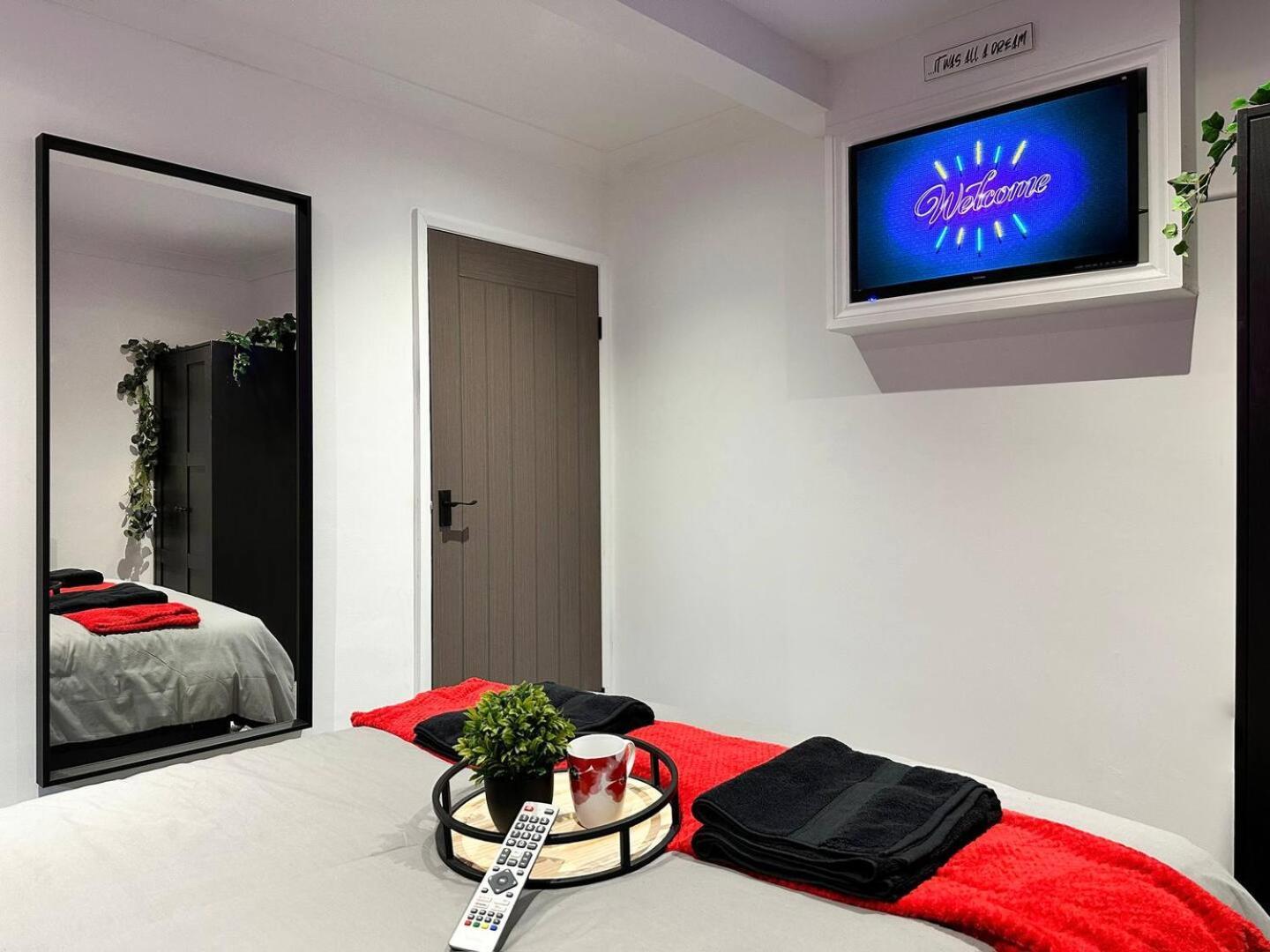 Boutique Backyard Bungalow - Brimsdown เอนฟิลด์ ภายนอก รูปภาพ