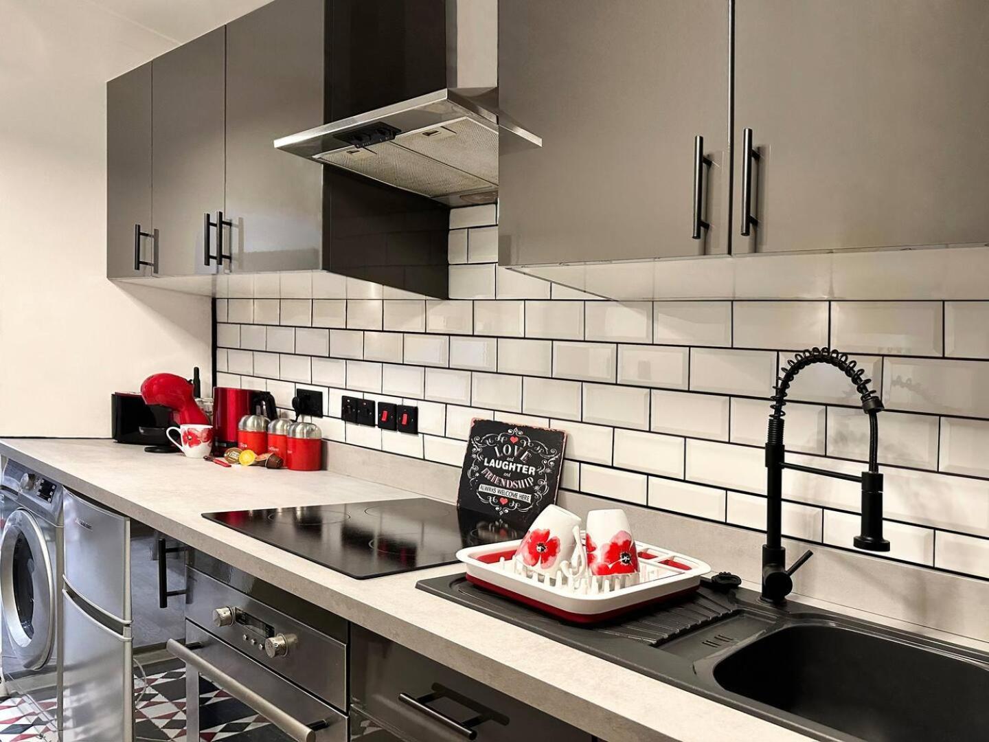 Boutique Backyard Bungalow - Brimsdown เอนฟิลด์ ภายนอก รูปภาพ