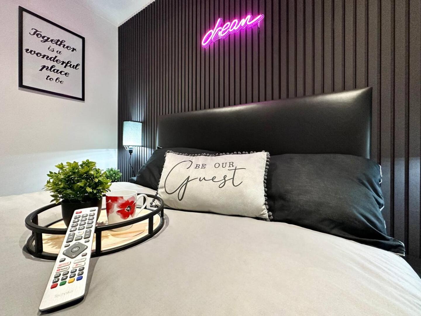 Boutique Backyard Bungalow - Brimsdown เอนฟิลด์ ภายนอก รูปภาพ