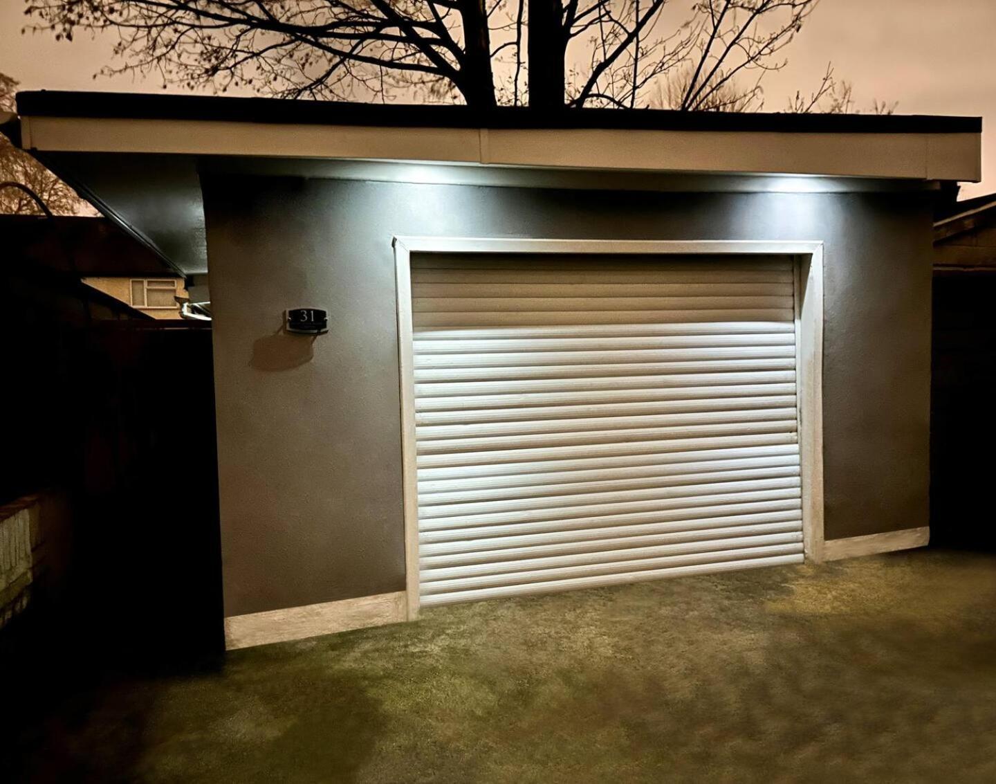 Boutique Backyard Bungalow - Brimsdown เอนฟิลด์ ภายนอก รูปภาพ
