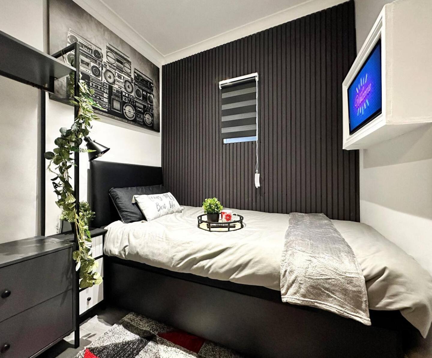 Boutique Backyard Bungalow - Brimsdown เอนฟิลด์ ภายนอก รูปภาพ