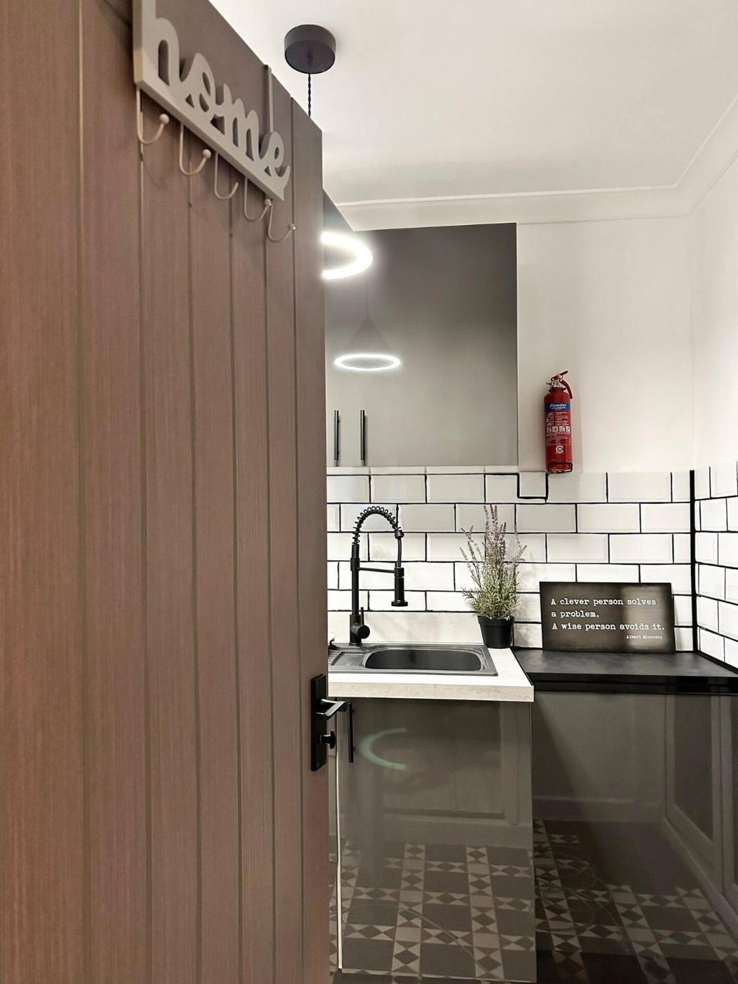 Boutique Backyard Bungalow - Brimsdown เอนฟิลด์ ภายนอก รูปภาพ