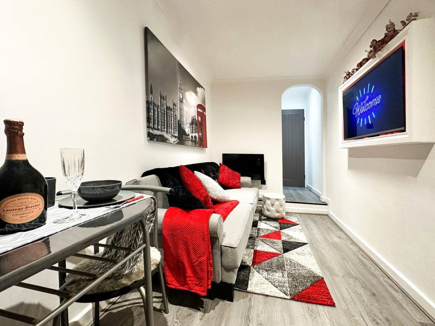 Boutique Backyard Bungalow - Brimsdown เอนฟิลด์ ภายนอก รูปภาพ