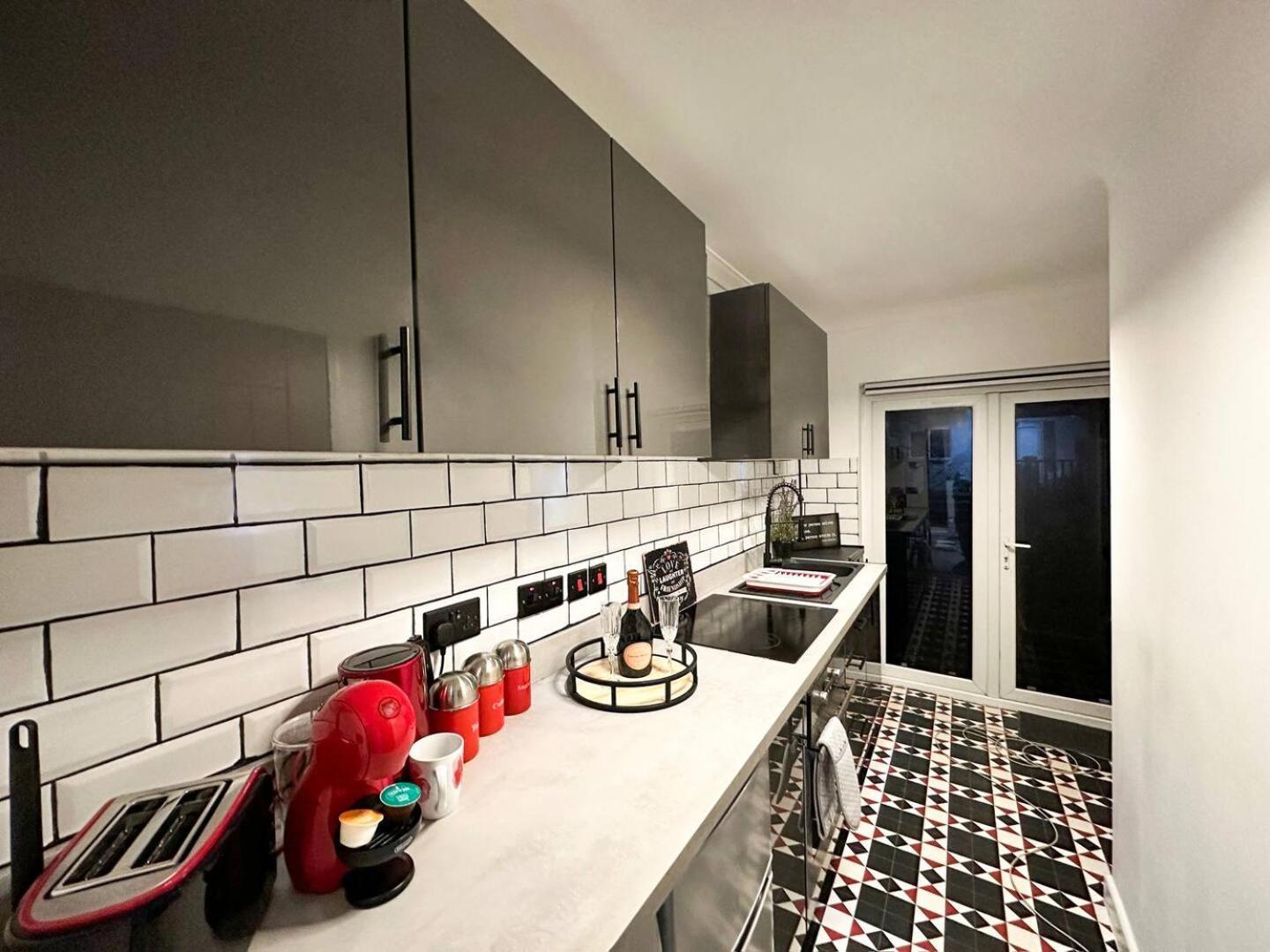Boutique Backyard Bungalow - Brimsdown เอนฟิลด์ ภายนอก รูปภาพ
