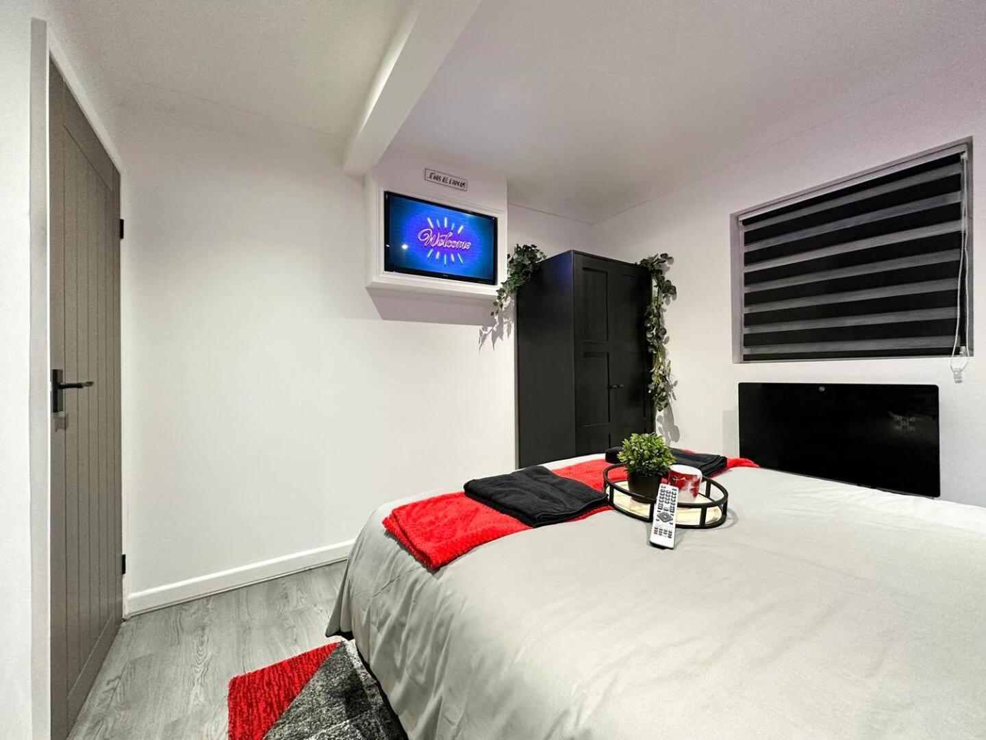 Boutique Backyard Bungalow - Brimsdown เอนฟิลด์ ภายนอก รูปภาพ