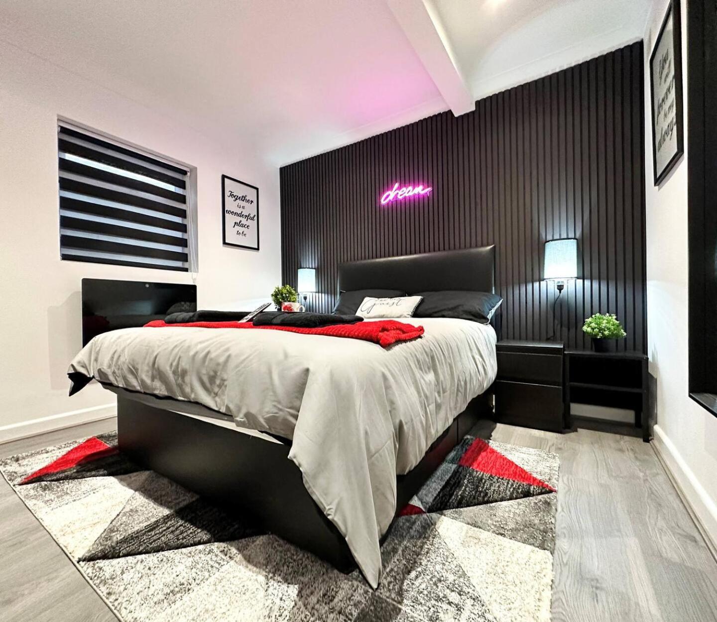 Boutique Backyard Bungalow - Brimsdown เอนฟิลด์ ภายนอก รูปภาพ