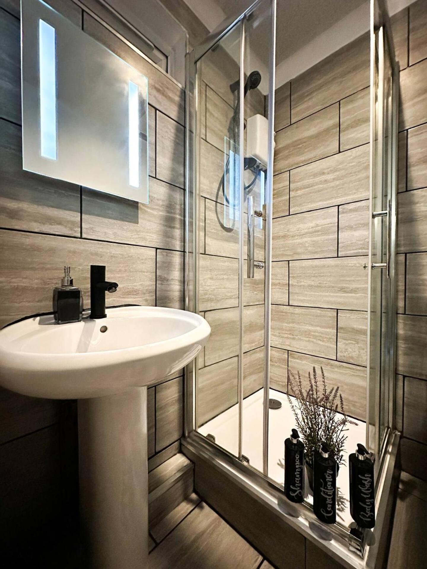 Boutique Backyard Bungalow - Brimsdown เอนฟิลด์ ภายนอก รูปภาพ
