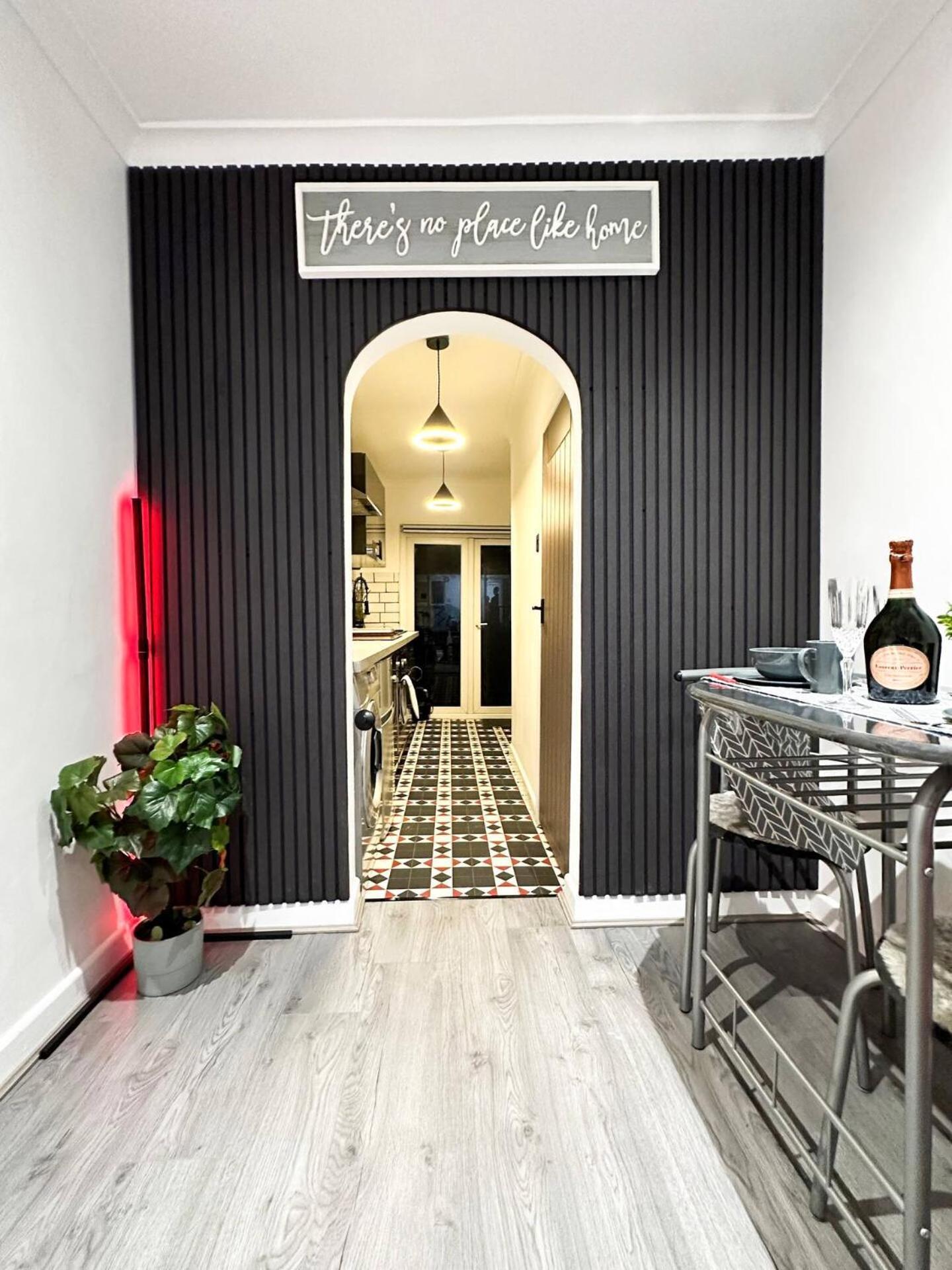 Boutique Backyard Bungalow - Brimsdown เอนฟิลด์ ภายนอก รูปภาพ