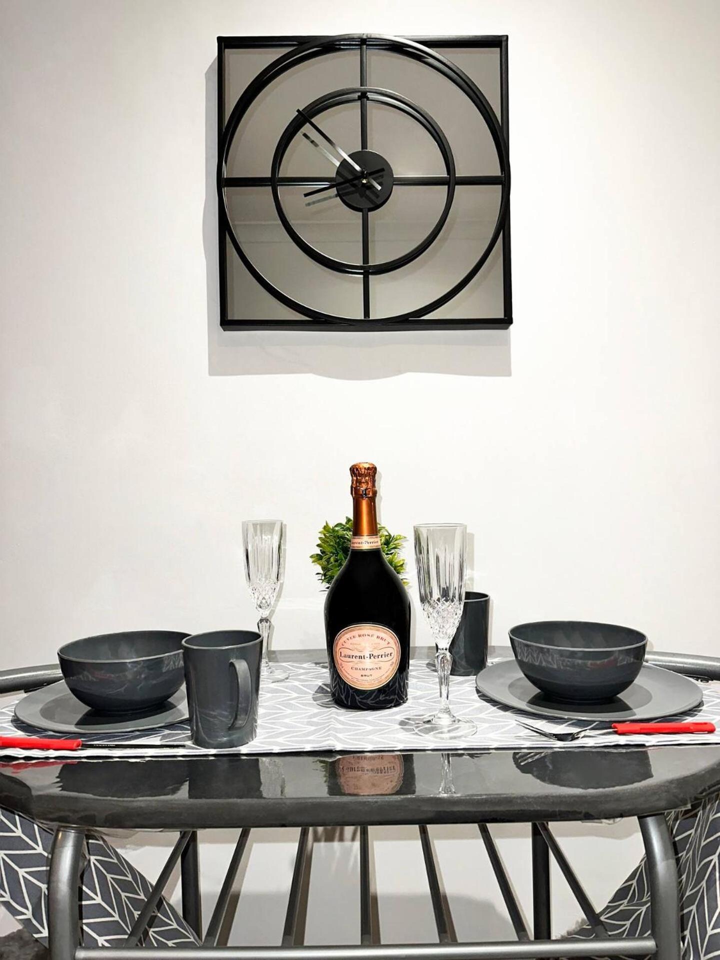 Boutique Backyard Bungalow - Brimsdown เอนฟิลด์ ภายนอก รูปภาพ
