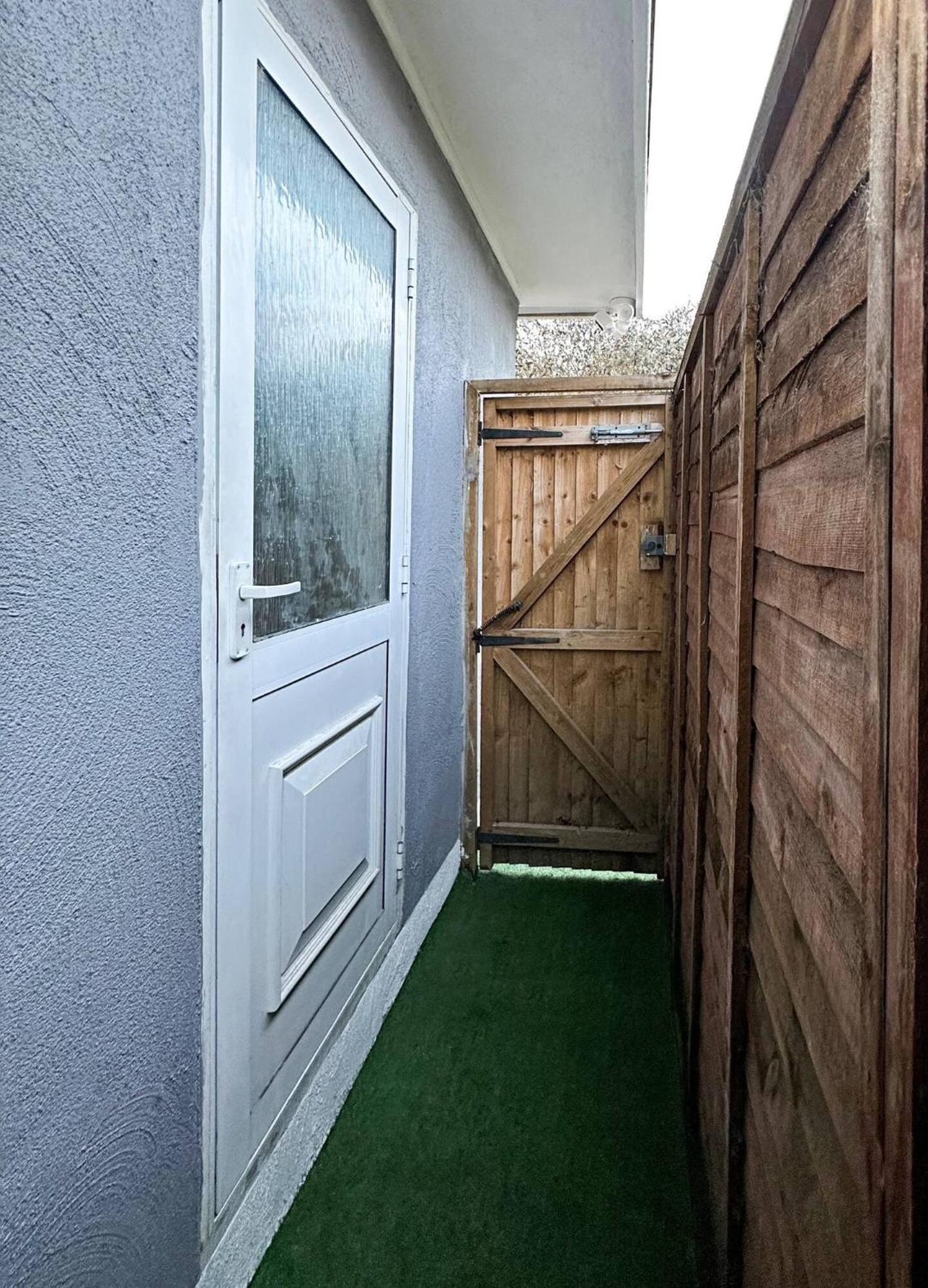Boutique Backyard Bungalow - Brimsdown เอนฟิลด์ ภายนอก รูปภาพ